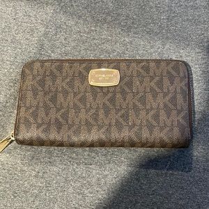 Large Michael kors wallet